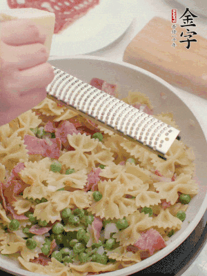 收汁后加入帕爾瑪芝士、歐芹碎和檸檬汁。