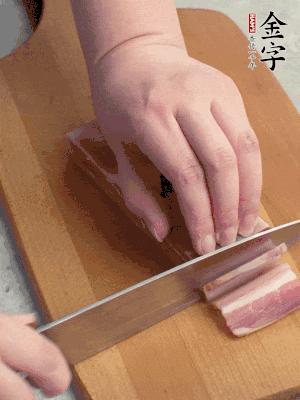 百合切去頭尾，分開(kāi)洗凈;咸肉切薄片。