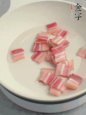 鍋中少許油，金字淡咸肉煸香。