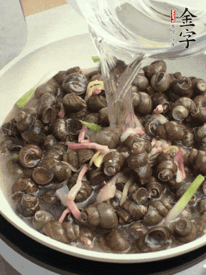 倒處理干凈的螺螄翻炒，加3勺料酒。加清水蓋過螺螄，中火蓋蓋煮5分鐘。