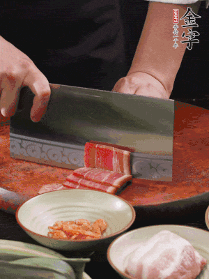 金字火腿上方切薄片，鮮五花肉切薄片。