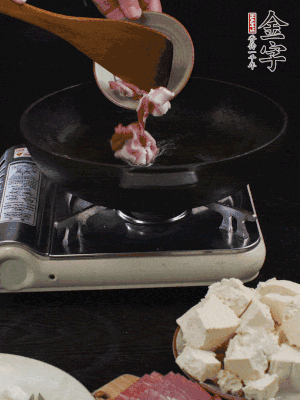 冷油潤鍋，下五花肉煸香。