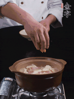 下蝦仁干，煮5分鐘。撒蒜葉，煮1分鐘。