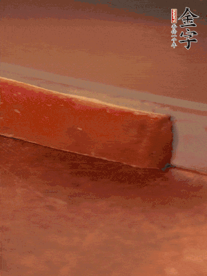 金字火腿上方去皮切薄片。