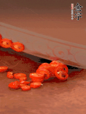 小米辣切圈，大蒜切片。