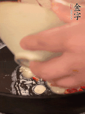 豬油潤鍋，下辣椒、大蒜、火腿片煸香。