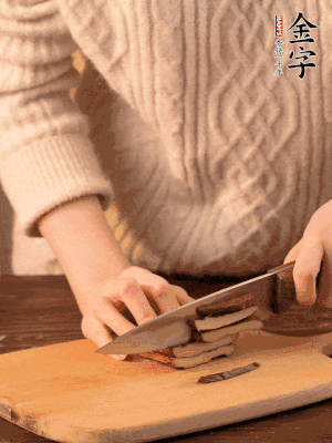 金字淡咸肉、香干分別切丁。