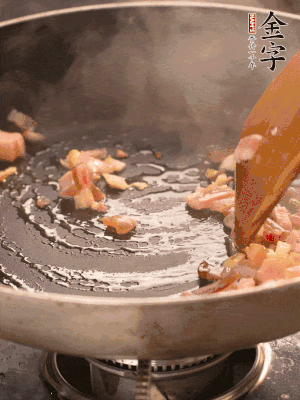 熱油爆香大蒜粒，煸香咸肉丁，淋一勺黃酒調(diào)味。