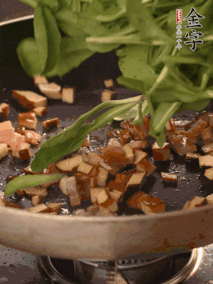 再放香干煸炒，最后放馬蘭頭翻炒至變軟。