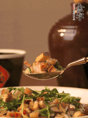 出鍋前嘗味，味淡加點(diǎn)鹽。