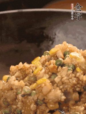 再下糯米，1勺蠔油、2勺生抽調(diào)味翻炒均勻。