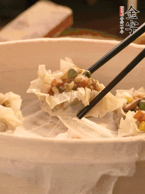 包好的燒賣放在蒸籠上，水開后蒸8分鐘左右。