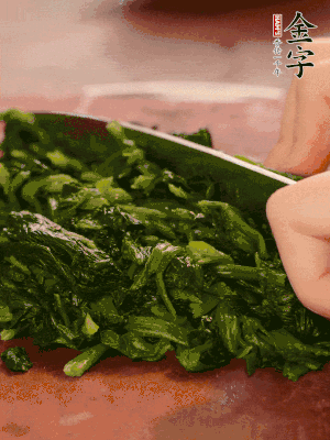 洗凈的菠菜加鹽焯水，撈出晾涼后攥干切碎。胡蘿卜切細(xì)絲。金字烤腸切園片。