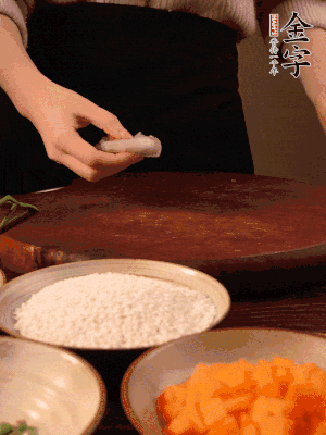 胡蘿卜去皮切丁。蝦仁切小塊。糯米提前浸泡半天。