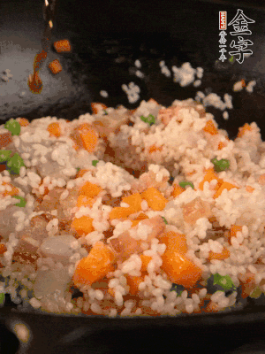 加入糯米翻炒均勻。最后加入蝦仁，用1勺料酒、1勺生抽、1/2勺鹽調(diào)味。