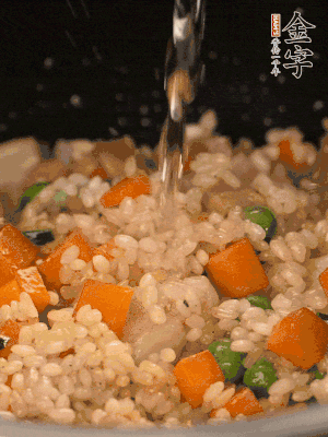 把食材轉(zhuǎn)移到電飯鍋中，倒入點(diǎn)清水，正常煮飯。