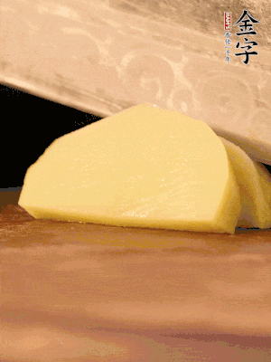 土豆去皮切丁。水開后，放入鍋中煮2-3分鐘，撈出瀝干水分。