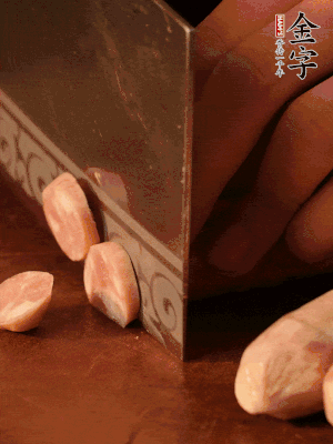 金字烤腸切圓片。