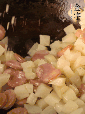 再放烤腸片煎熟。撒點鹽、孜然粉、辣椒面。