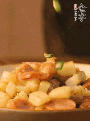 翻炒均勻，撒上蔥花后即可。