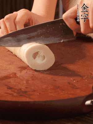 春筍去殼切滾刀塊，焯水備用。