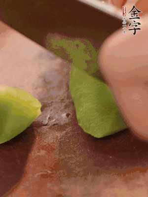 萵筍切滾刀塊。