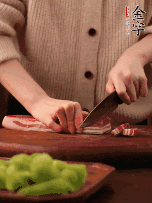 金字淡咸肉切片，冷水入鍋，加姜片、料酒略焯水。同步，五花肉切塊焯水。
