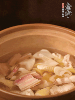 春筍、咸肉、咸肉一起入砂鍋，加姜片、料酒、清水大火煮沸到湯色變白。轉(zhuǎn)小火慢篤半小時。