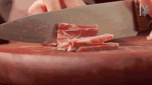 200g金字淡咸肉、100g冬筍、100g香干分別切細(xì)丁。