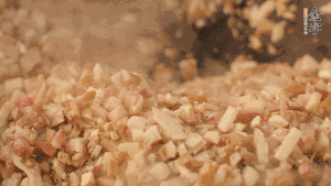 鍋中熱油，依次下食材翻炒，加2勺料酒、少許胡椒粉調(diào)味，撒蔥花攪拌均勻。