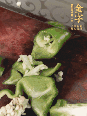 辣椒洗凈斜切成段，蒜切片。