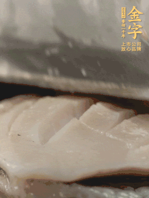 鮑魚用勺子撬出來，去掉內(nèi)臟和牙齒，加面粉、白醋、鹽、啤酒抓一下，清水洗凈，切花刀。
