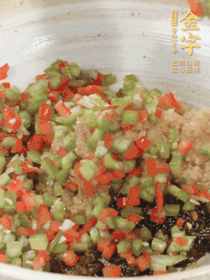 XO醬、蒜蓉醬、青紅椒粒攪拌成醬料。