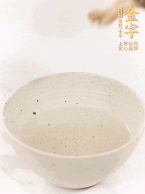 羊肚菌流水洗凈2遍后，溫水泡發(fā)15-20分鐘。