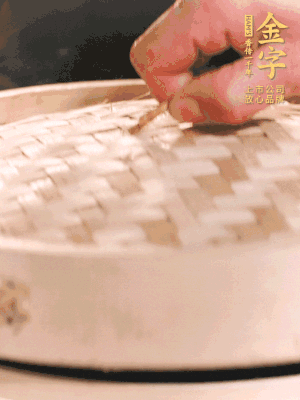 醬鴨半只加姜片、蔥、黃酒上鍋蒸20分鐘。