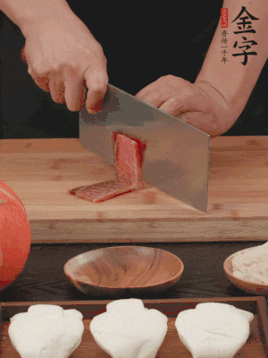 金字火腿上方切薄片。