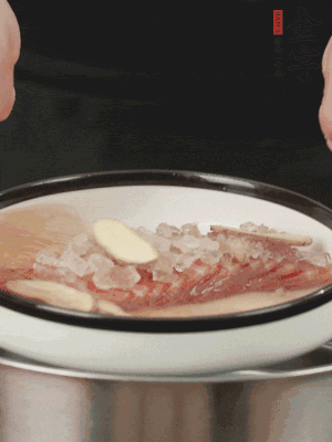 置于盤中，加冰糖100g、黃酒100g、水200g，上鍋蒸20分鐘。