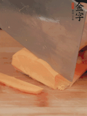 南瓜改刀切片，把蒸好的火腿鋪到南瓜上。