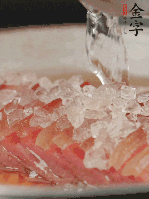 依舊放上冰糖100g、黃酒100g、水200g，鍋中再蒸15分鐘。