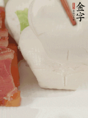 生菜切段，放入荷葉夾。