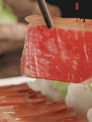 吃的時(shí)候，把薄片火腿放入荷葉夾中就可以了。