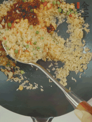 翻炒熟后，加金字火腿XO醬。