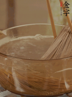 水開后下蕎麥面，煮2分鐘后過涼水備用。