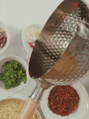 蒜末、小米辣、芝麻淋上熱油。