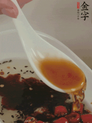 再加2勺生抽、1勺香醋攪拌。