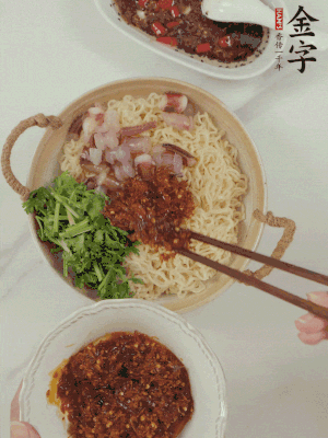 在面上鋪魷魚(yú)、香菜、金字火腿大師醬。