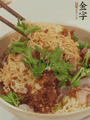 倒上醬汁攪拌均勻即可。