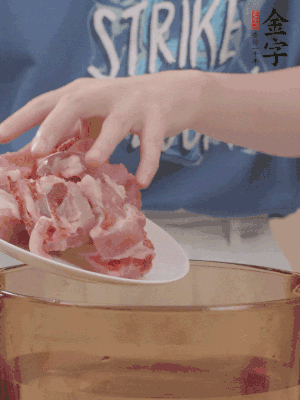 排骨剁小塊，加姜片、料酒沸水下鍋焯水。