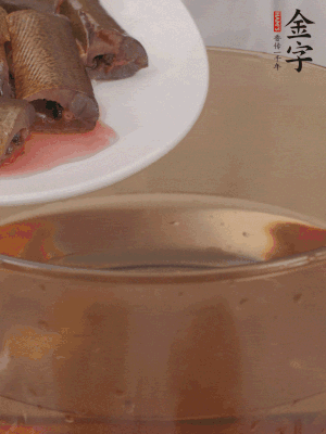 處理干凈的黃鱔段，加姜片、料酒沸水下鍋焯水。撈出用涼水沖洗干凈。