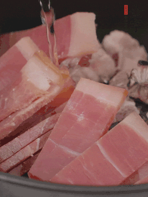 排骨、黃鱔段、金字火腿片放入砂鍋中，加沒(méi)過(guò)食材的水。